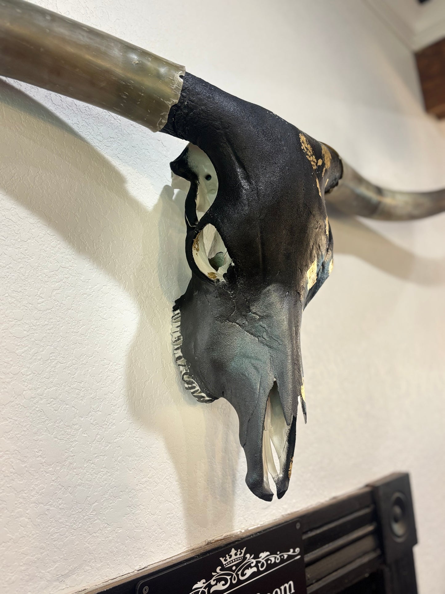Golden Outlaw – 72” Longhorn Statement Skull
