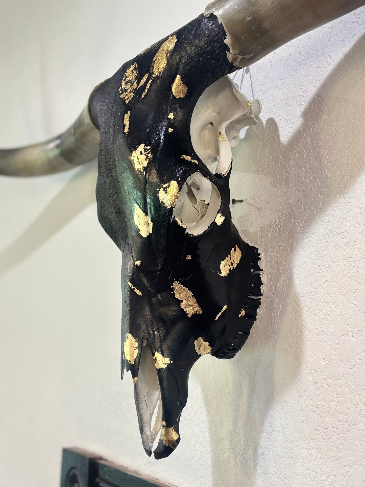 Golden Outlaw – 72” Longhorn Statement Skull