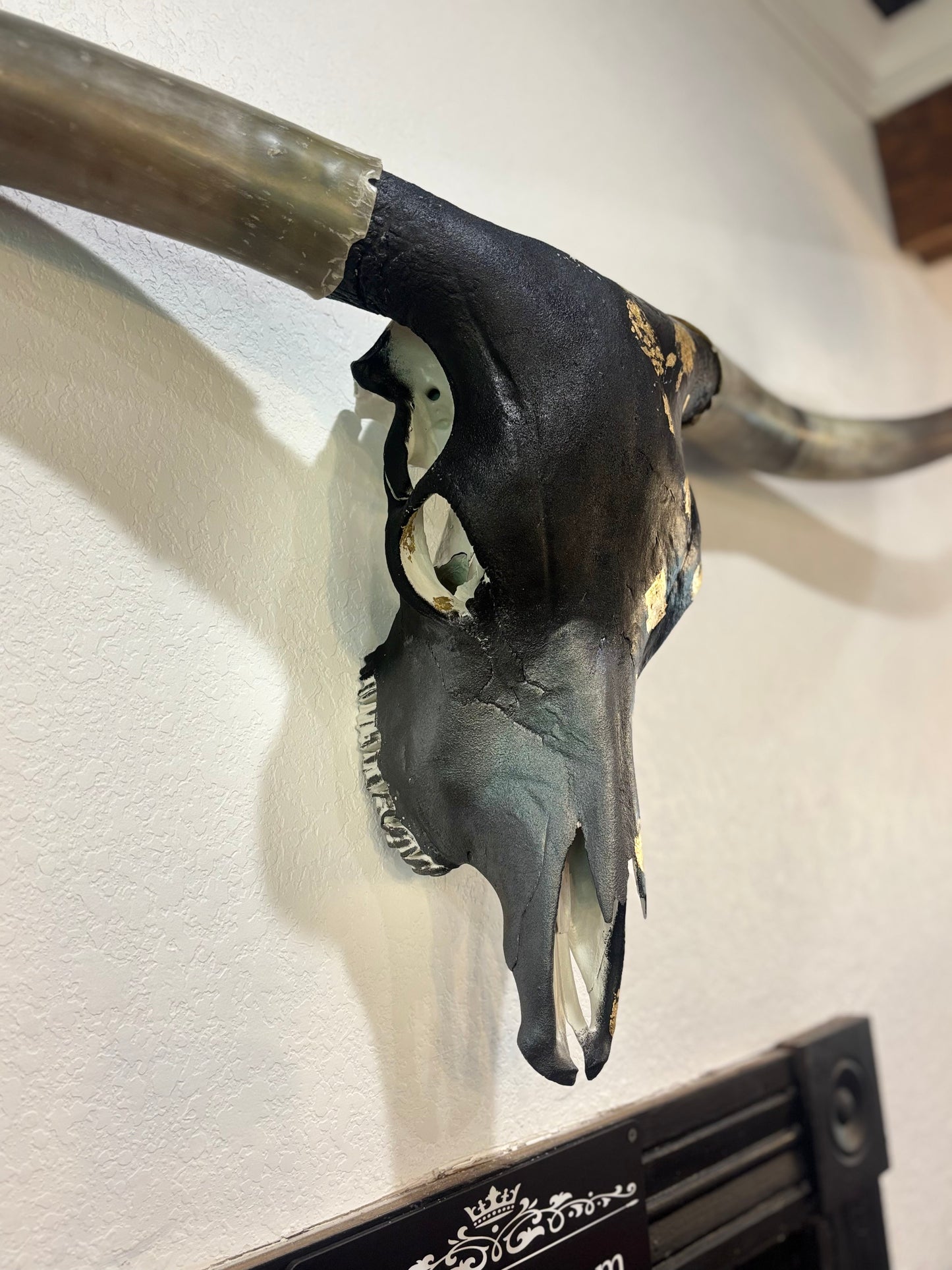 Golden Outlaw – 72” Longhorn Statement Skull